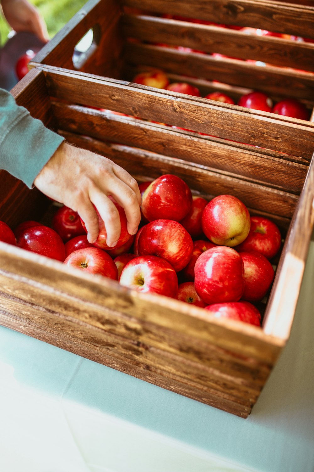 frutas vermelhas na caixa de madeira marrom