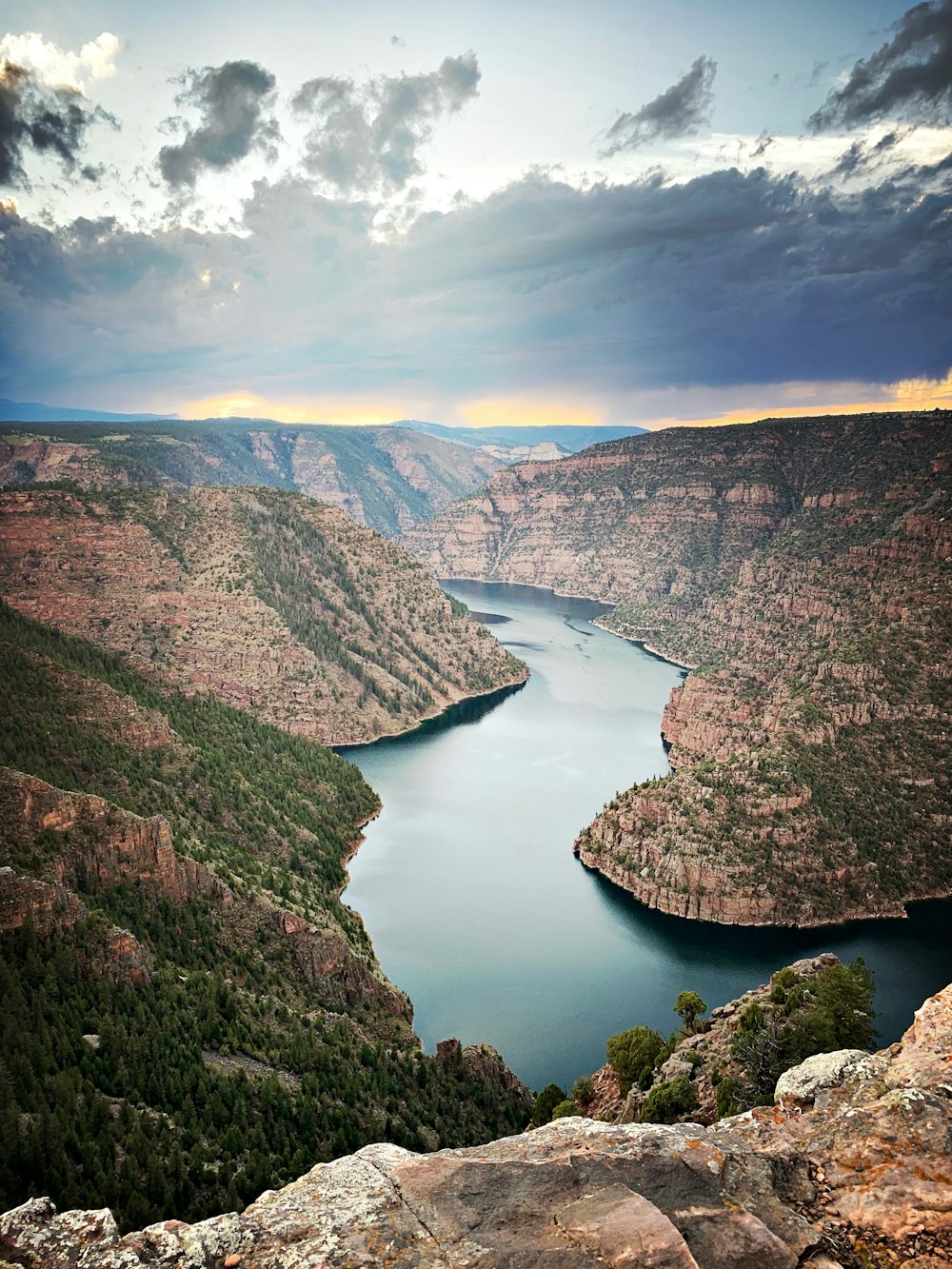 Río cerca de las colinas