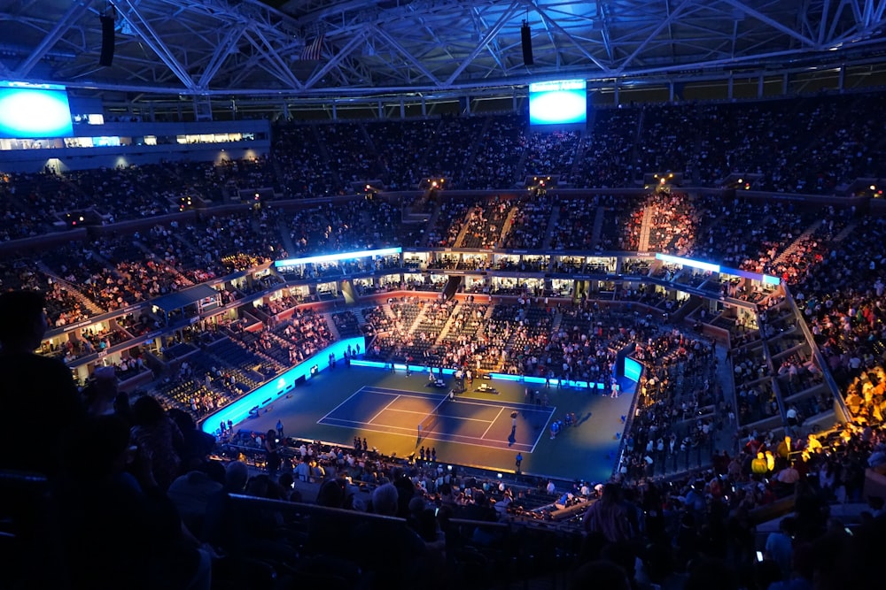 Gente dentro del estadio de tenis