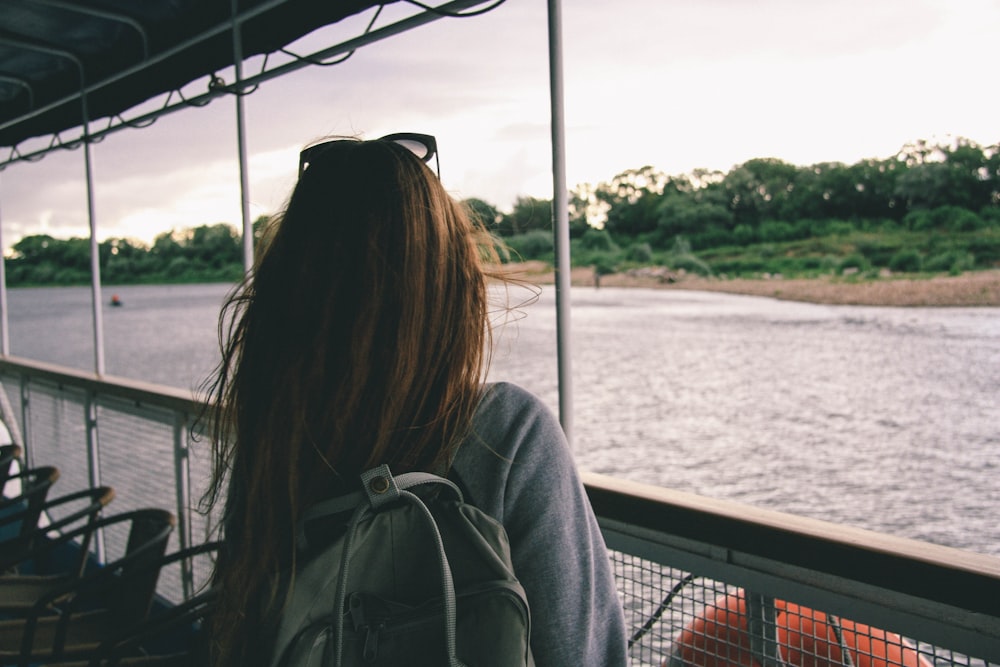 femme à bord d’un navire à passagers