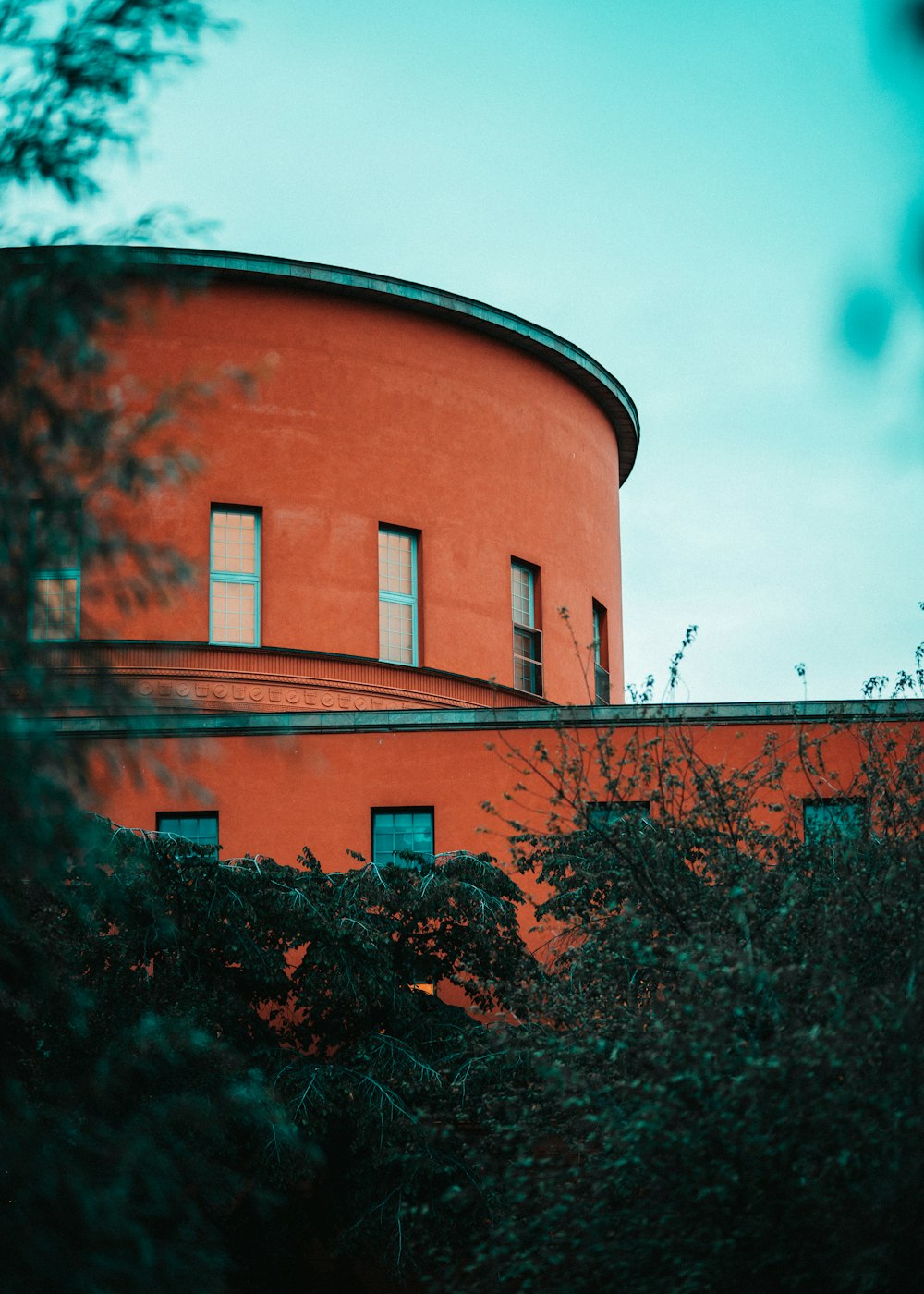 Orangefarbenes Gebäude