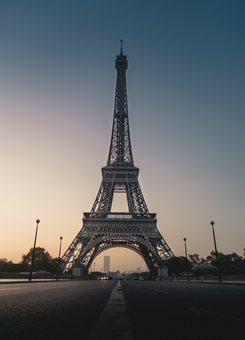 昼間のパリのエッフェル塔のローアングル撮影