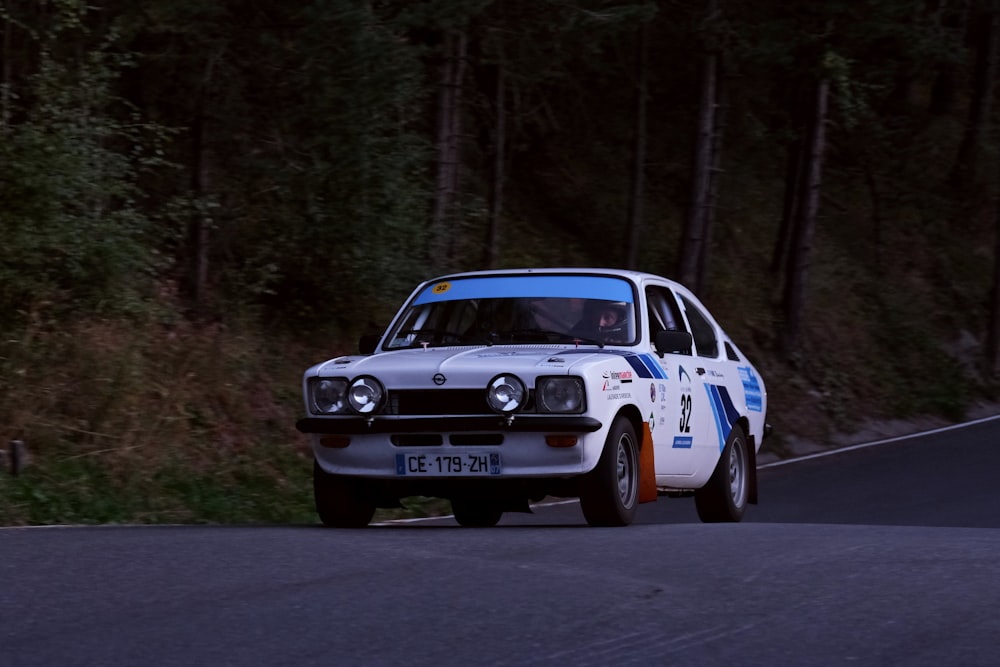 Coupé blanc sur route bétonnée