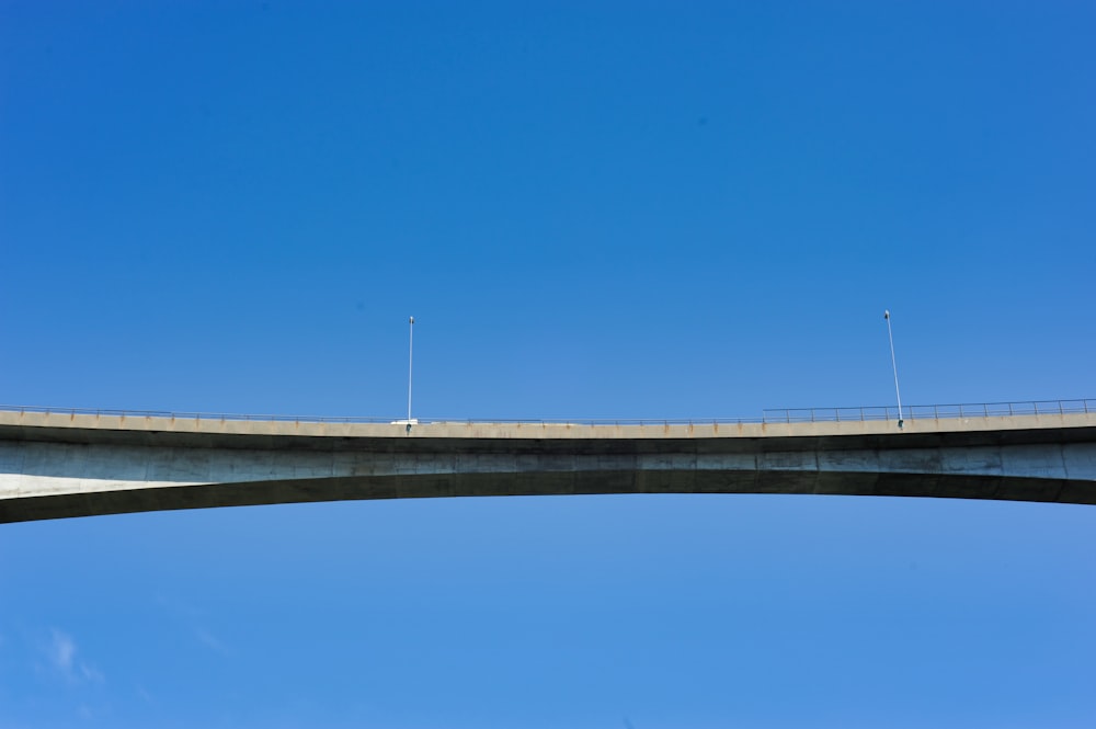 昼間の灰色のコンクリート橋