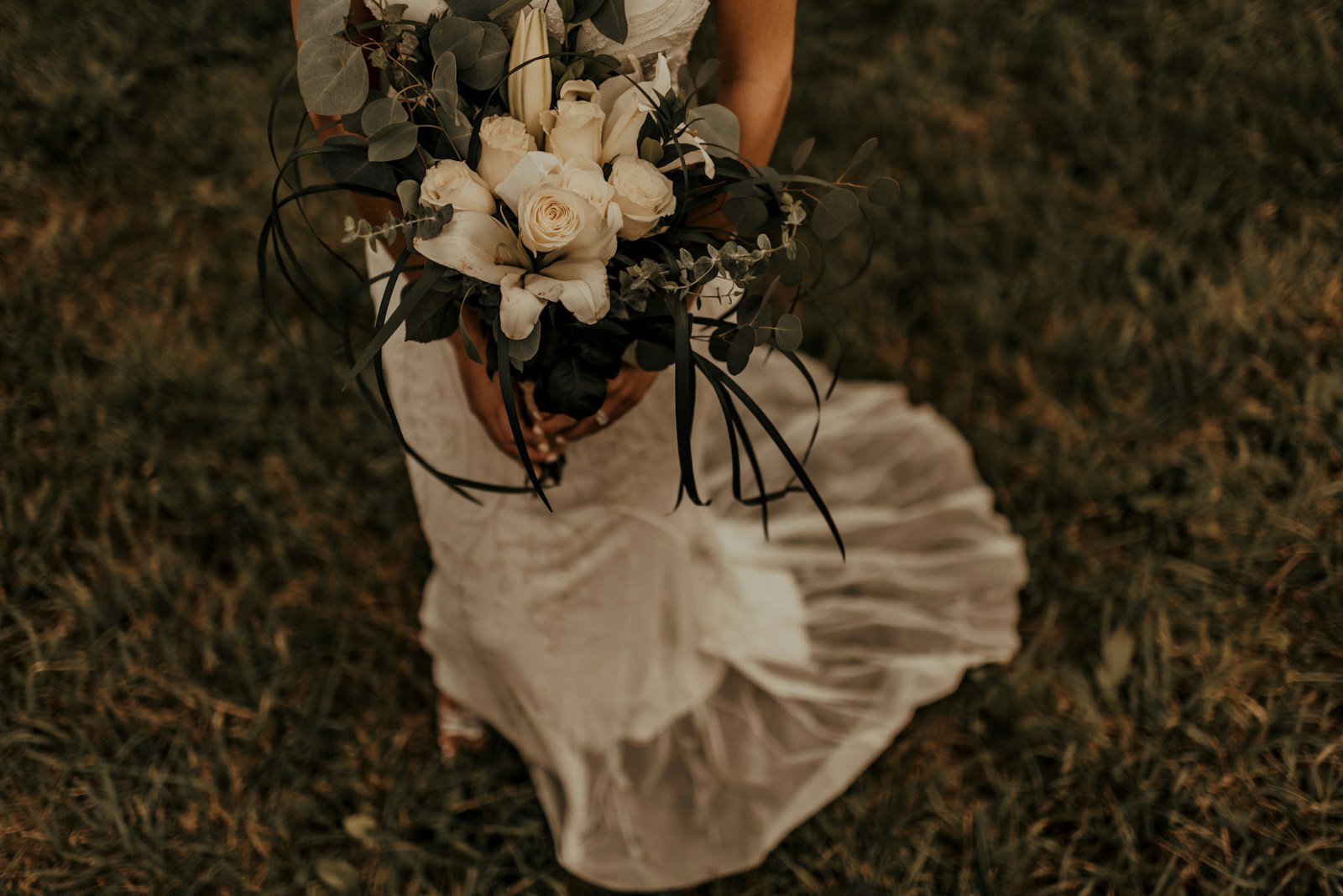 Nikon AF-S Nikkor 35mm F1.4G sample photo. Woman holding white flowers photography