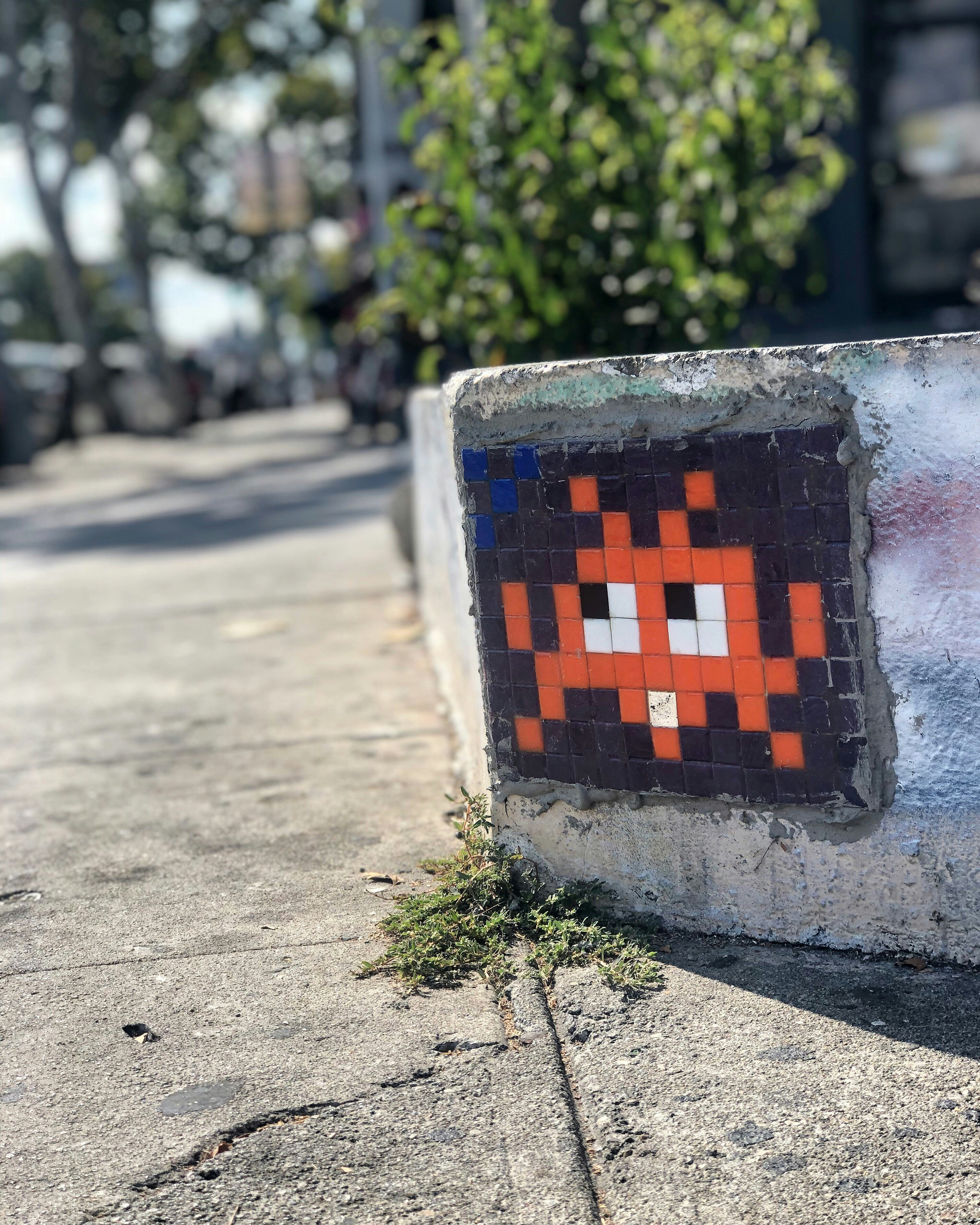 オレンジと白のコンクリートの床