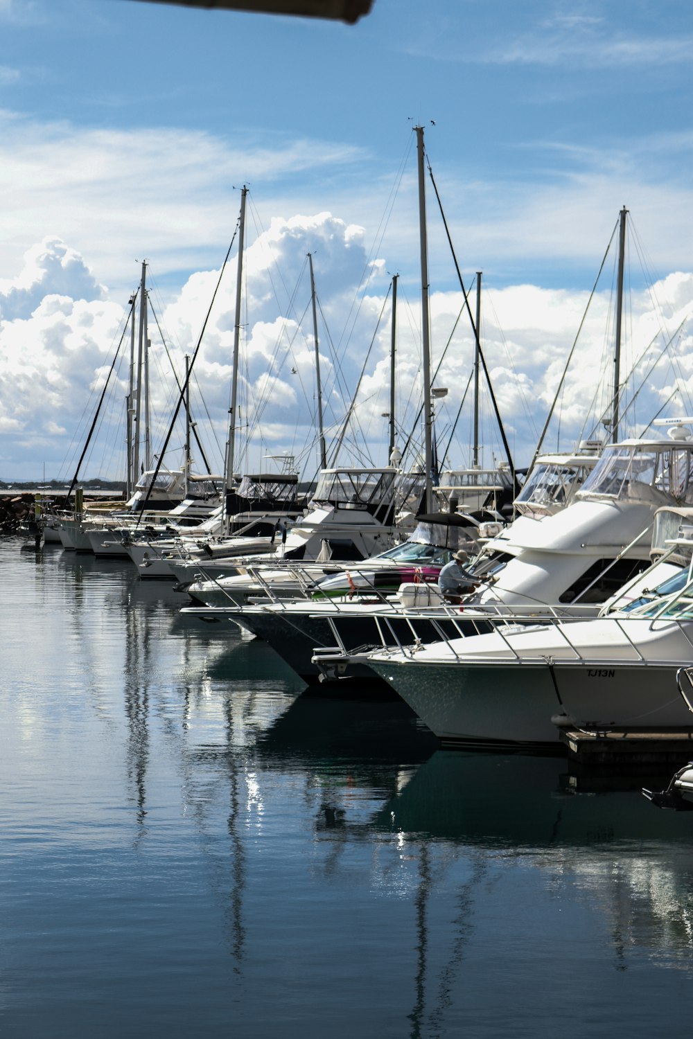 barca bianca in specchio d'acqua durante il giorno