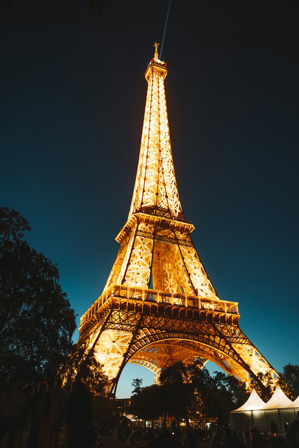 Foto de Torre Eiffel de noche – Imagen gratuita París en Unsplash