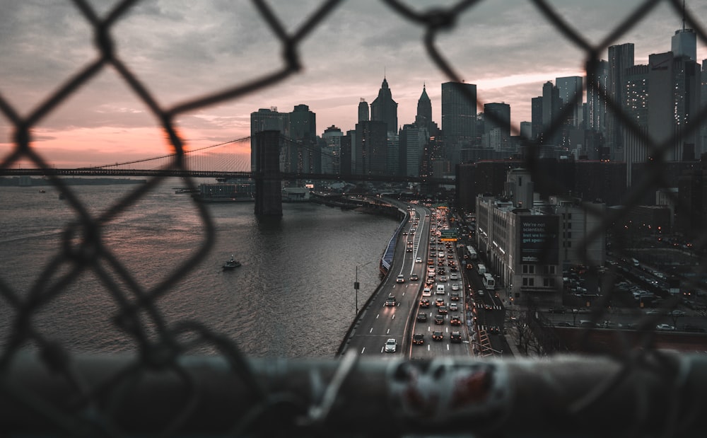 Edifícios perto da massa de água