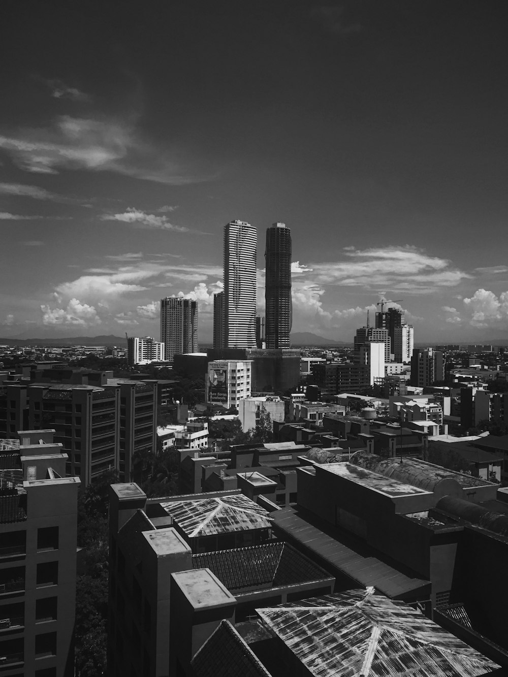Photographie en niveaux de gris de la ville pendant la journée