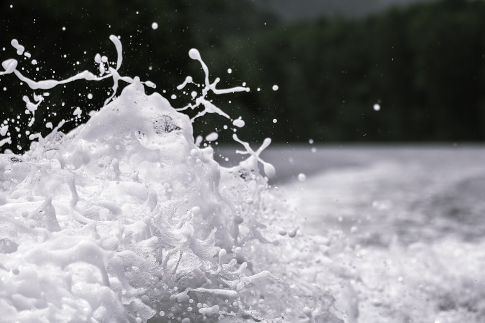 water splash during daytime