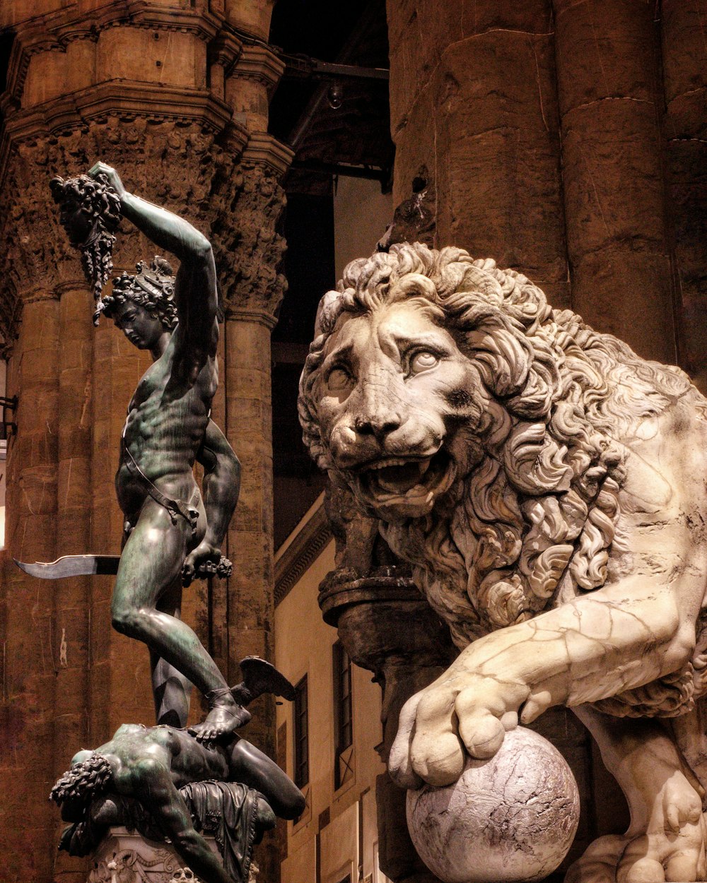 茶色のライオンの像