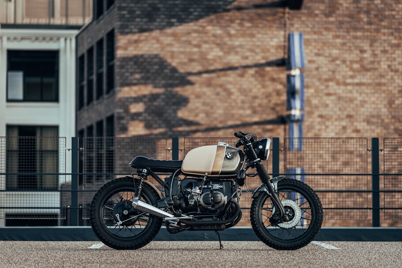 Moto café racer clássica com detalhes cromados e tanque personalizado