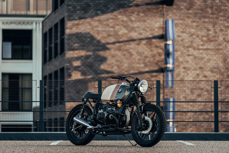 Moto café racer com tanque pintado em estilo clássico