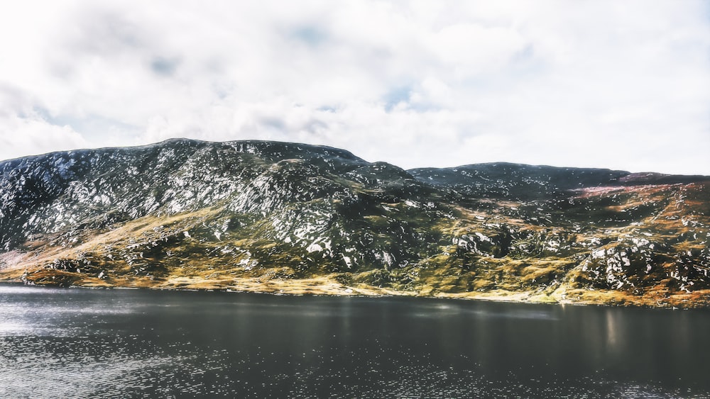 montaña junto al cuerpo de agua