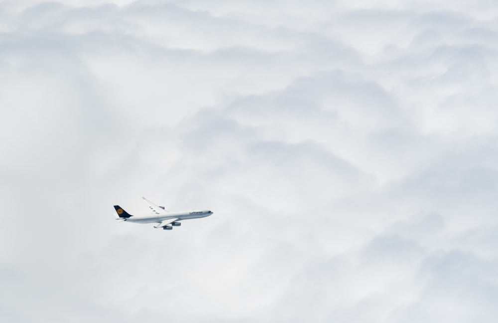 Un avión volando a través de las nubes en el cielo