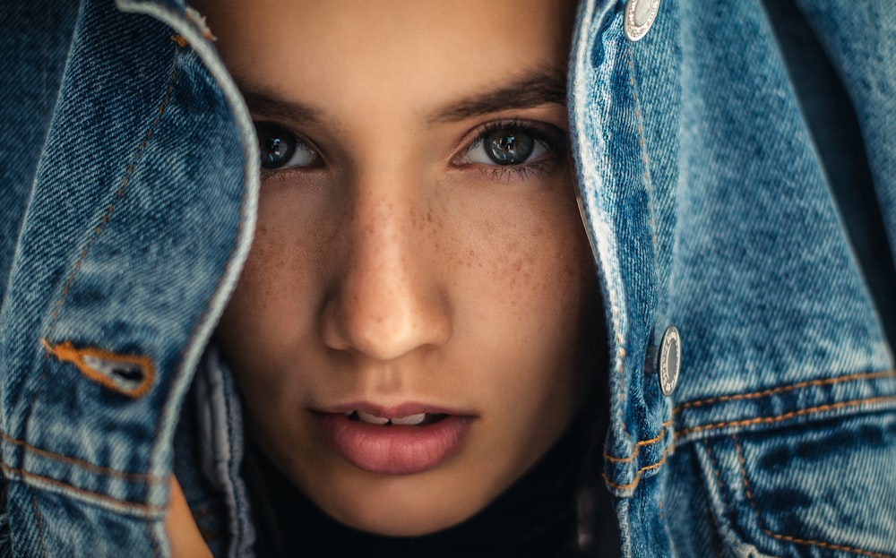 Femme en veste en jean bleue