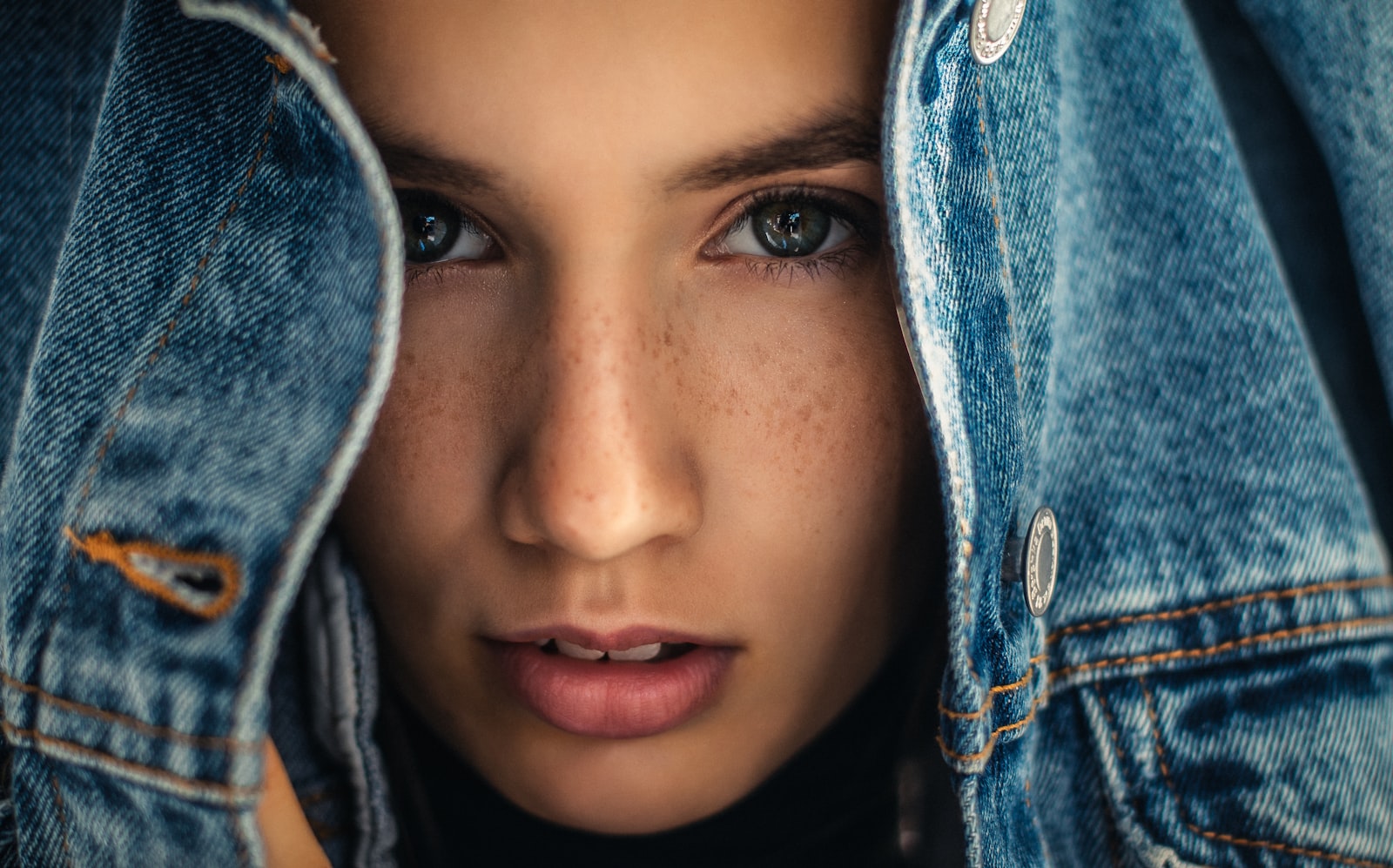 Canon EOS 77D (EOS 9000D / EOS 770D) + Canon EF 50mm F1.4 USM sample photo. Woman in blue denim photography