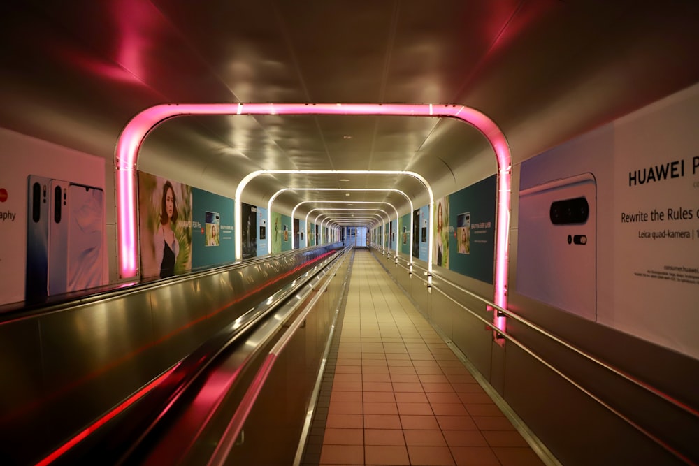 Túnel con carteles publicitarios y luces