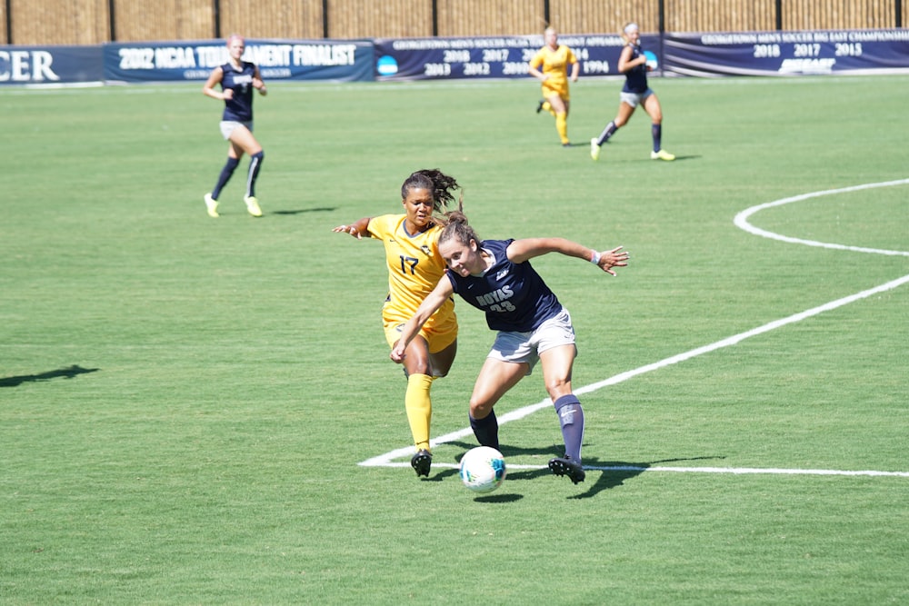 Gruppe von Frauen, die Fußball spielen