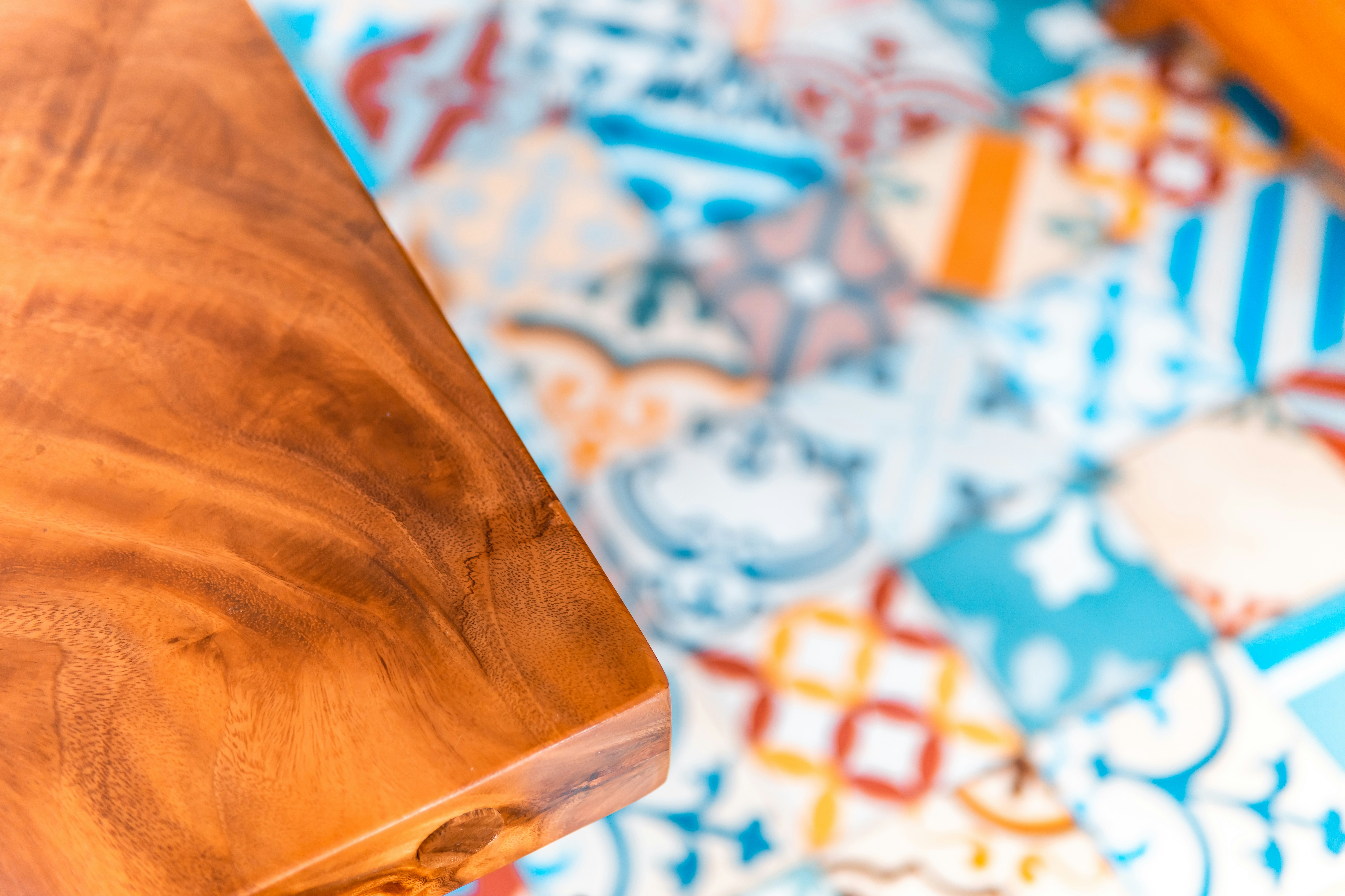 un primo piano di un piano di legno del tavolo