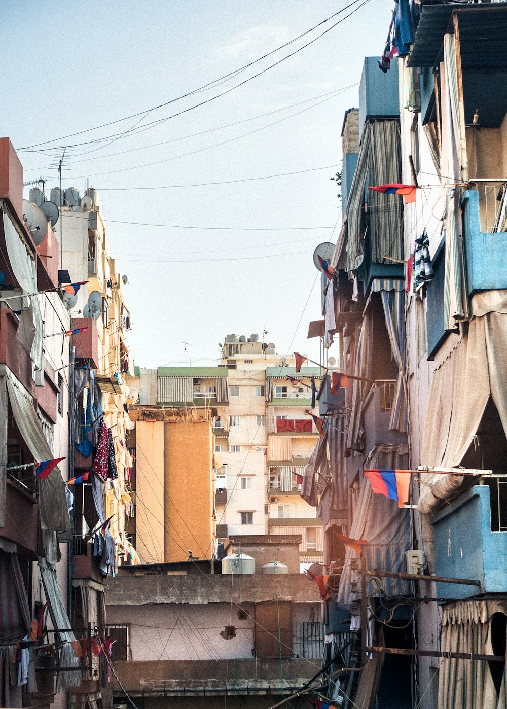 Casas de hormigón multicolor durante el día