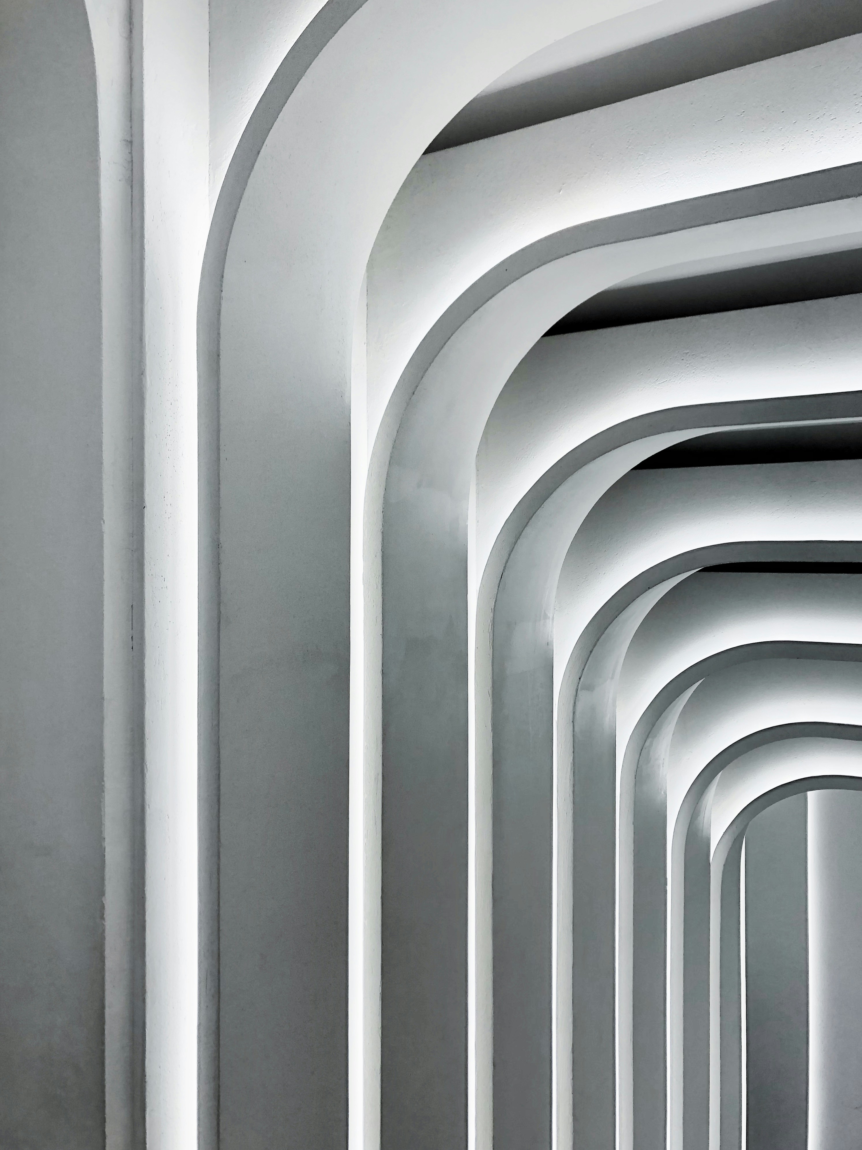 Ein sehr langer Tunnel mit einer Uhr an der Seite