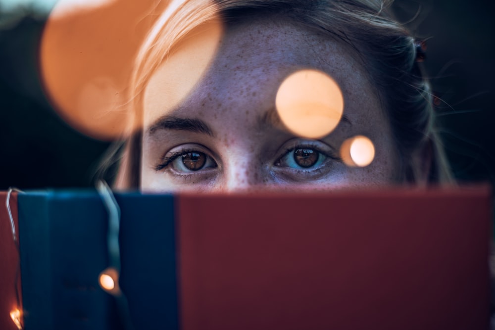 woman on focus photography