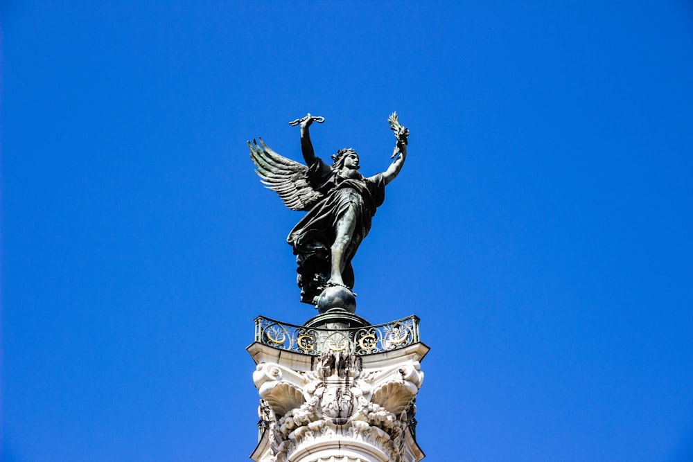 estátua de pé do anjo