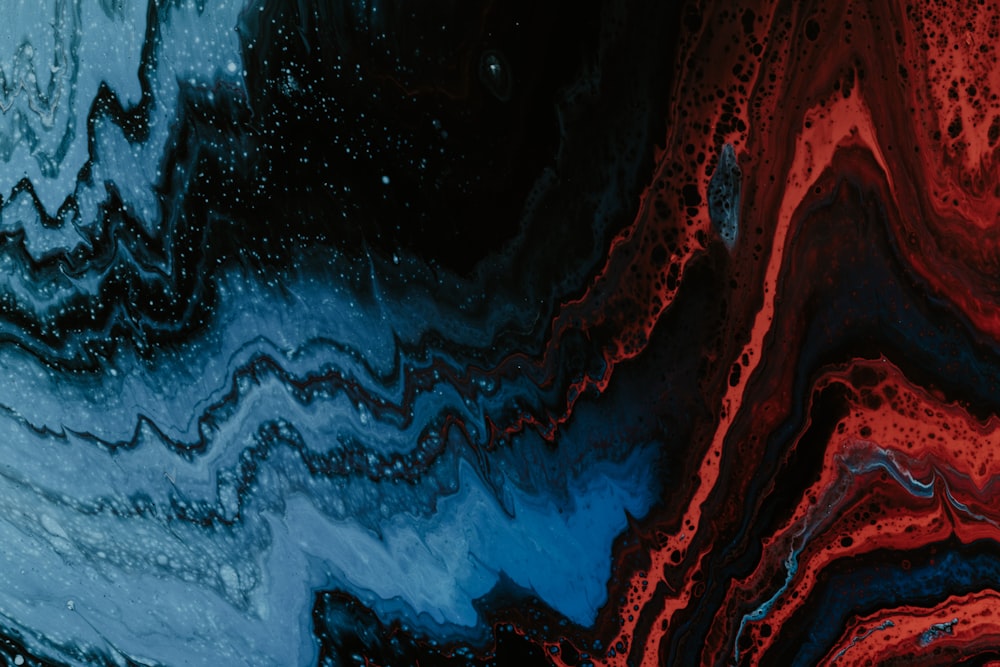 um close up de uma pintura abstrata vermelha e azul