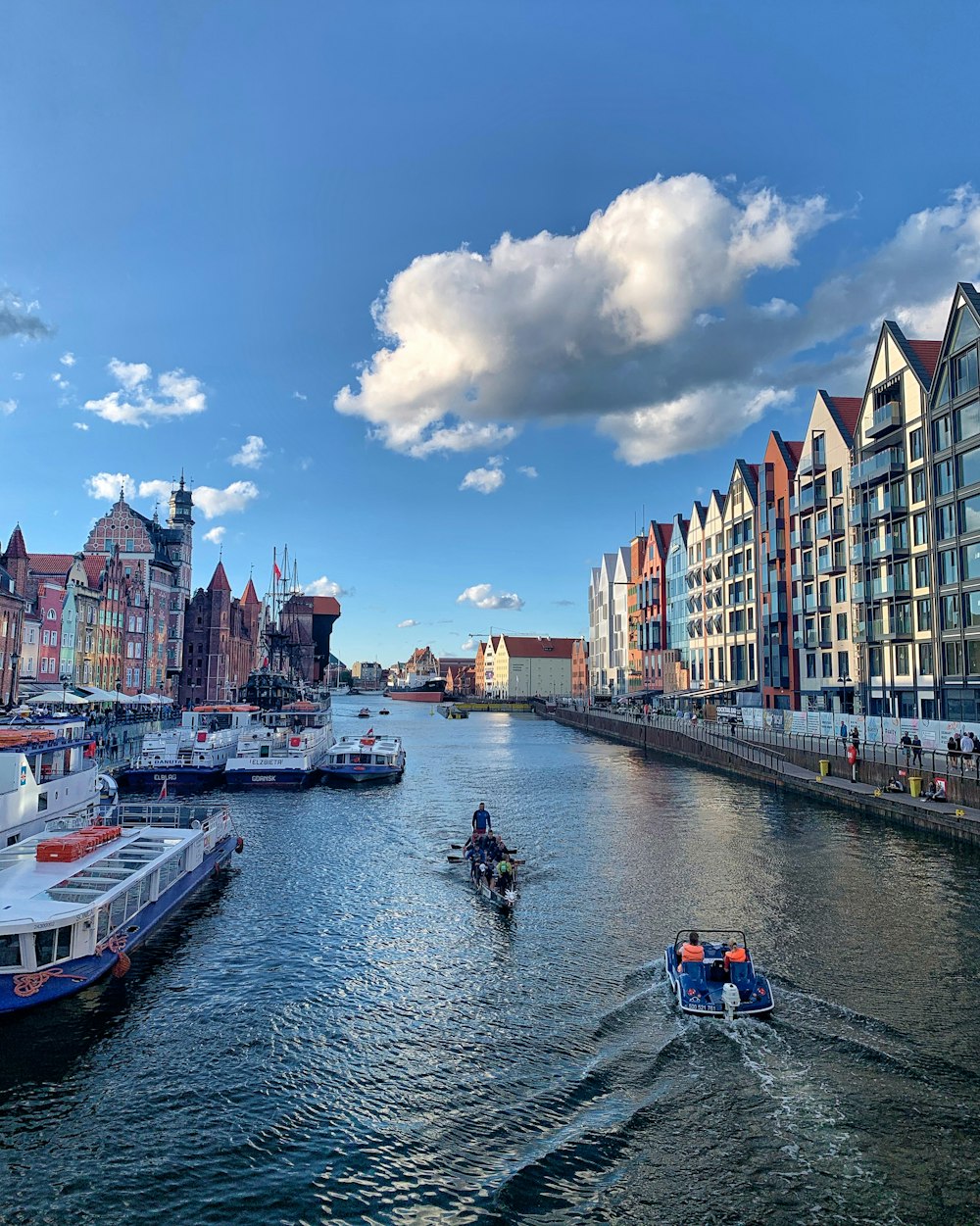 Fluss umgeben von Gebäuden