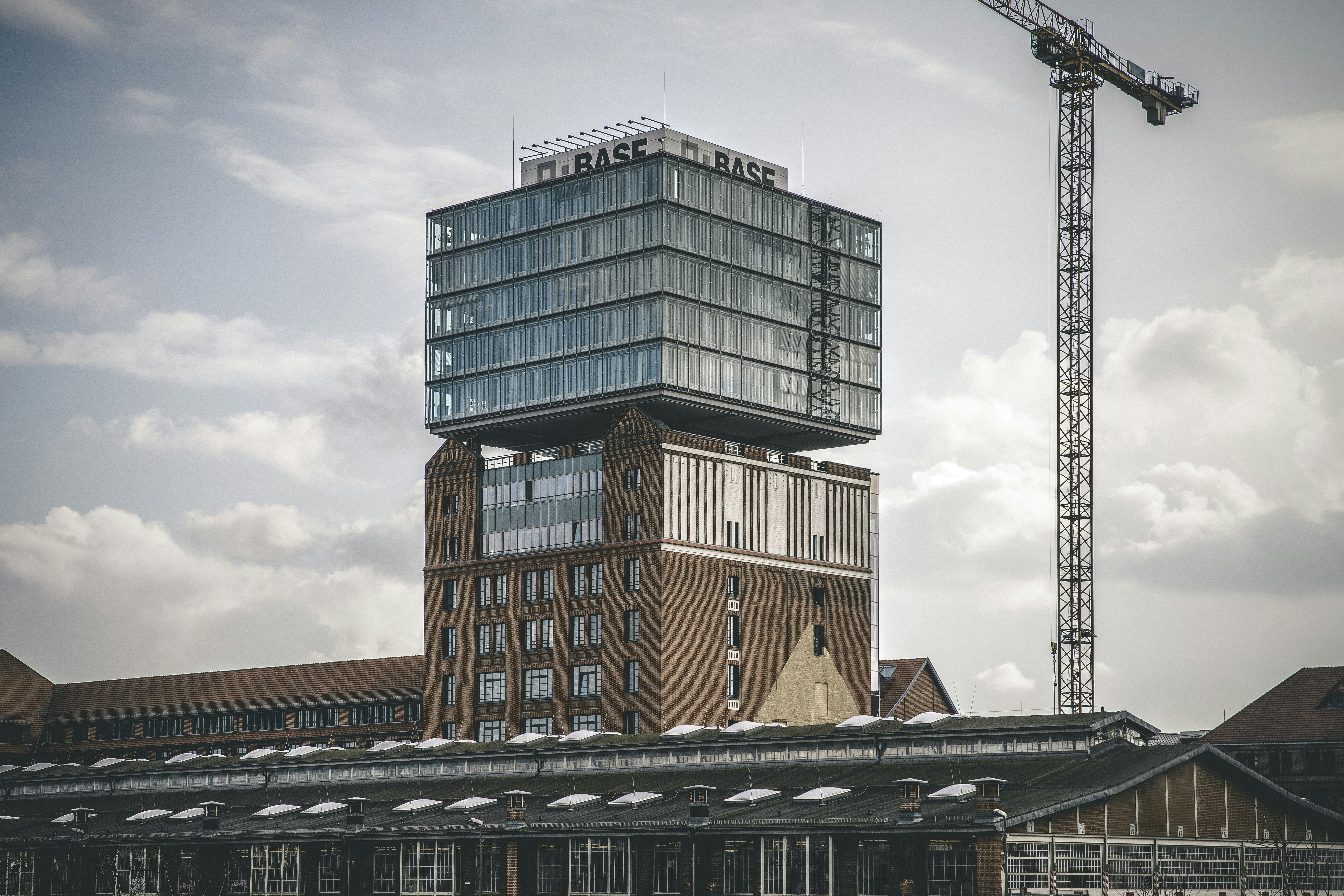blaues und braunes Betongebäude