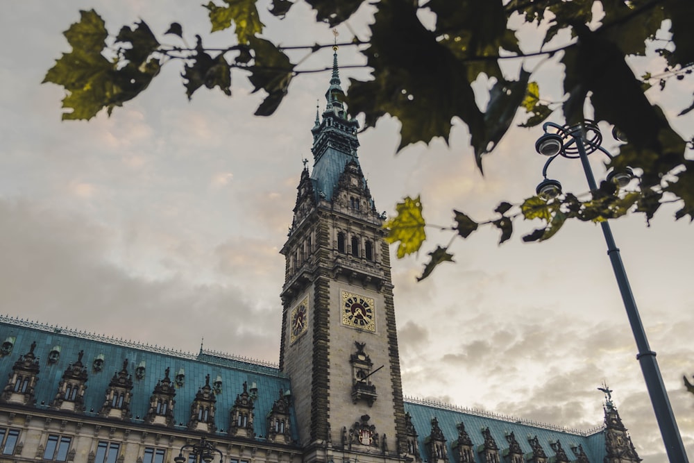 Fotografía arquitectónica de la torre del reloj gris y azul