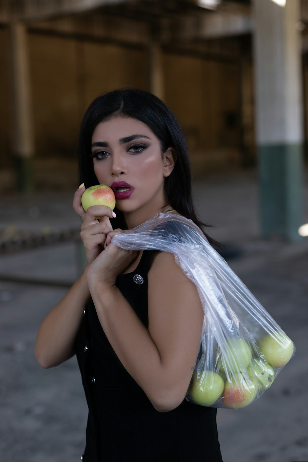 femme tenant un fruit de pomme verte