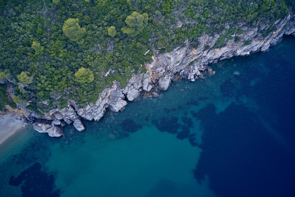 fotografía aérea del cuerpo de agua para ver acantilados durante el día