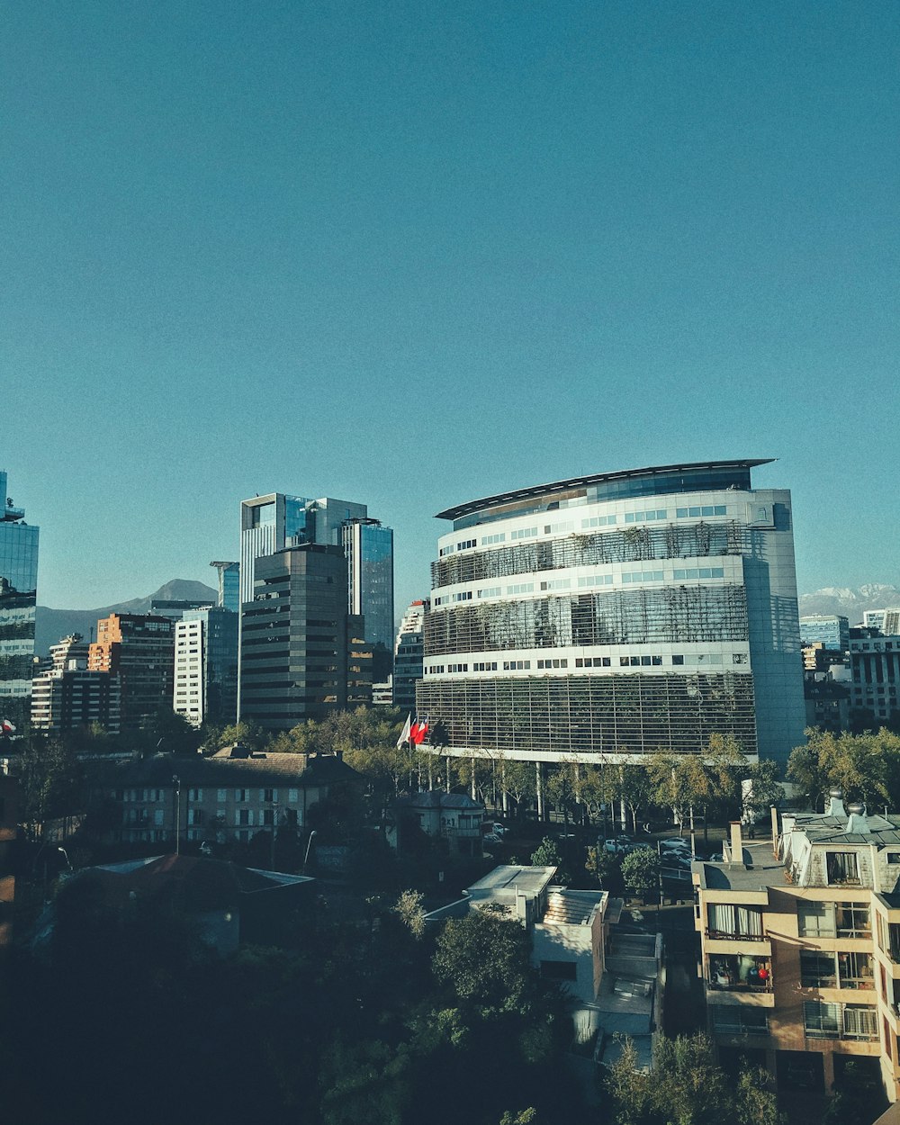 edifício sob o céu azul