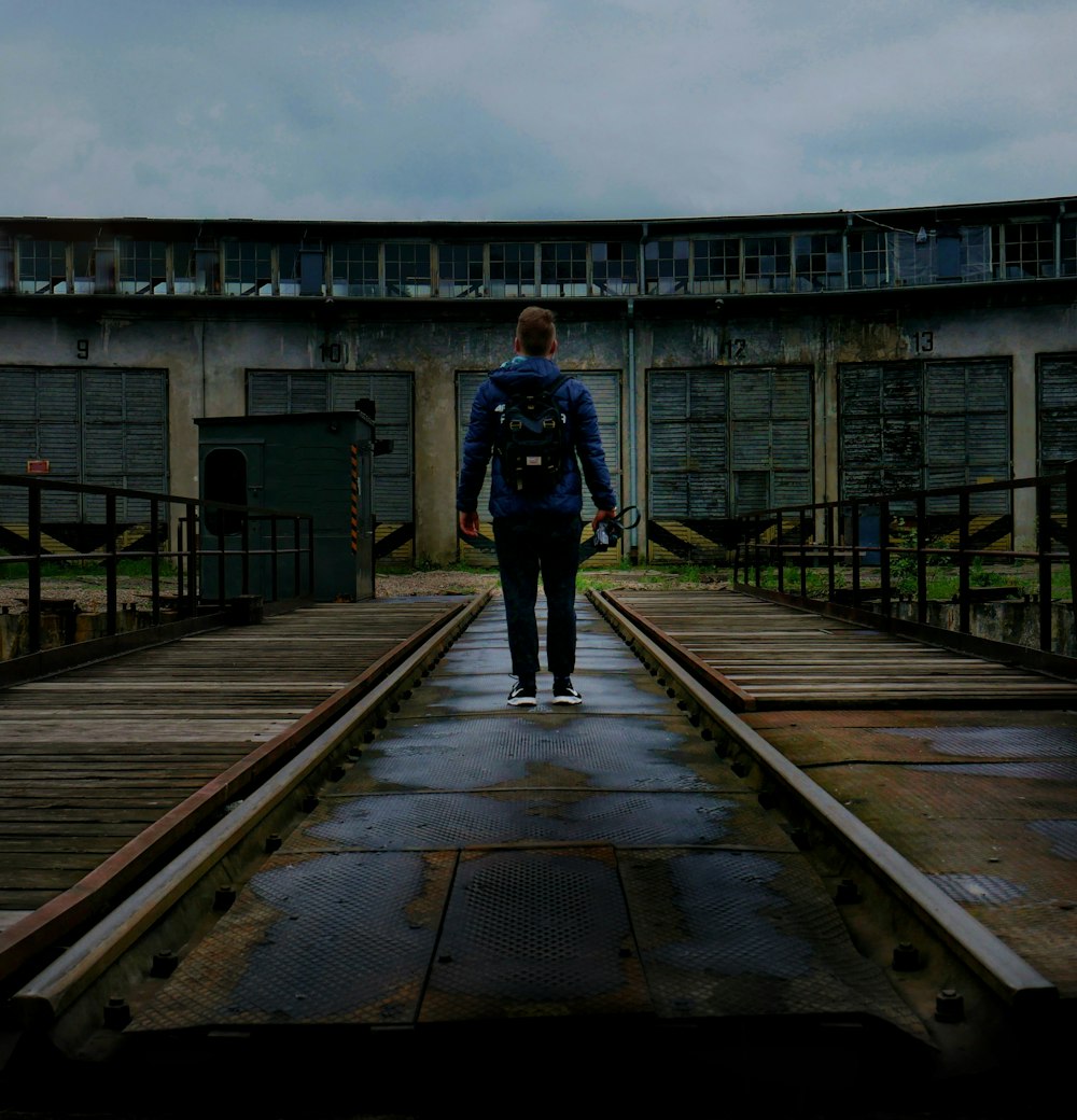 man standing on focus photography