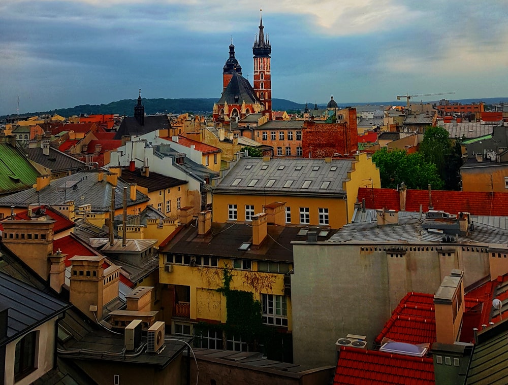 edifícios de cores variadas sob o céu azul