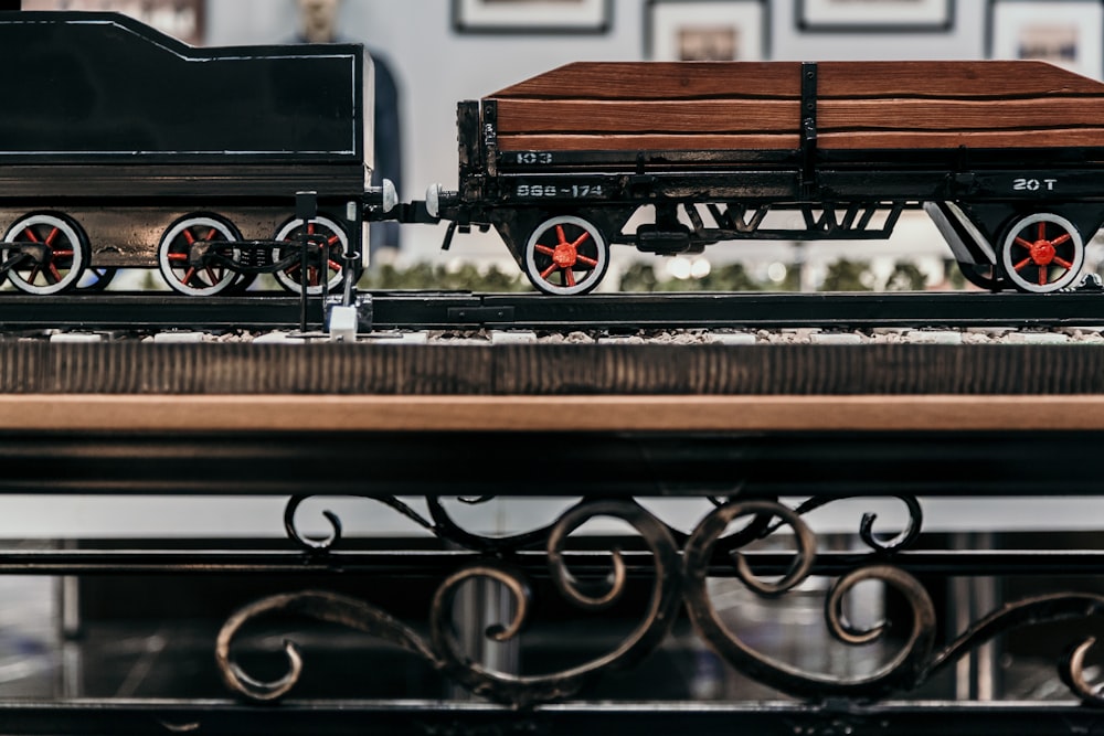 Modello in scala di vagoni ferroviari marroni e neri