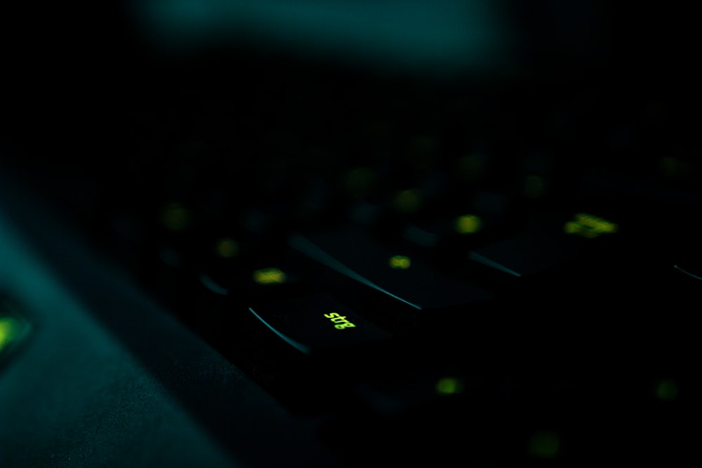 어둠 속에서 컴퓨터 키보드를 클로즈업한 모습