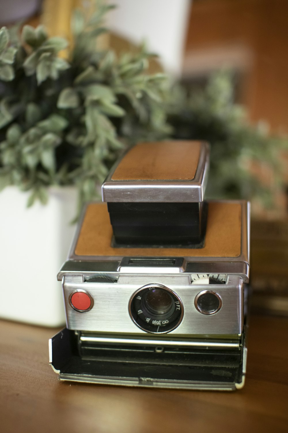 Fotocamera vintage grigia e marrone