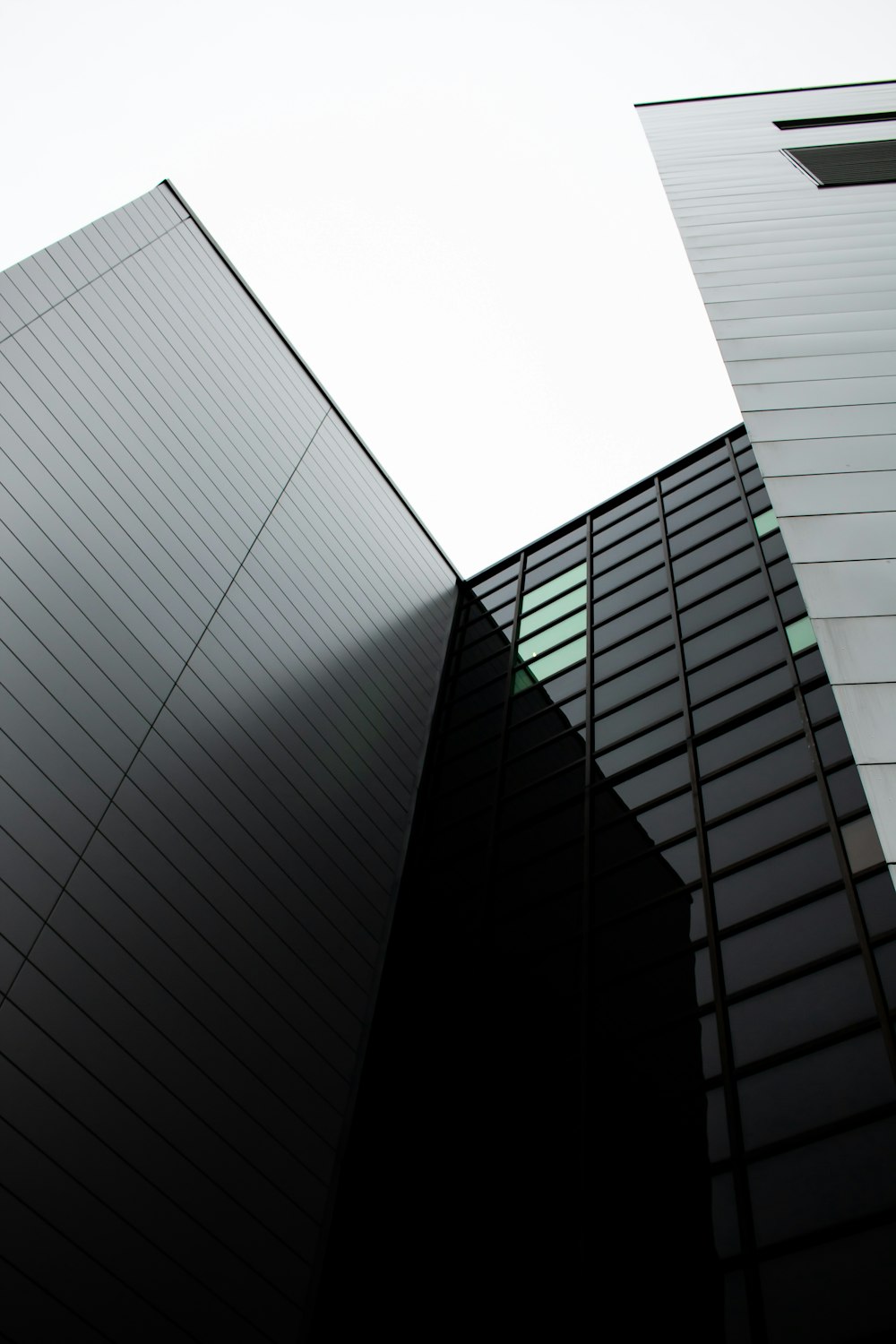 투명한 유리벽 건물의 로우 앵글 사진