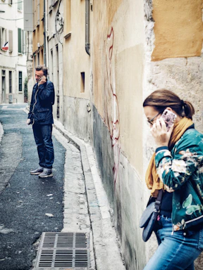 casal falando ao telefone onde ela fala feliz e ele ouve triste