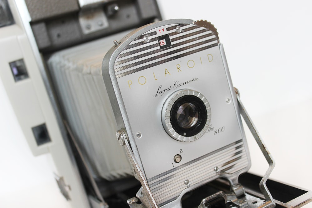 graue und schwarze Polaroid-Landkamera
