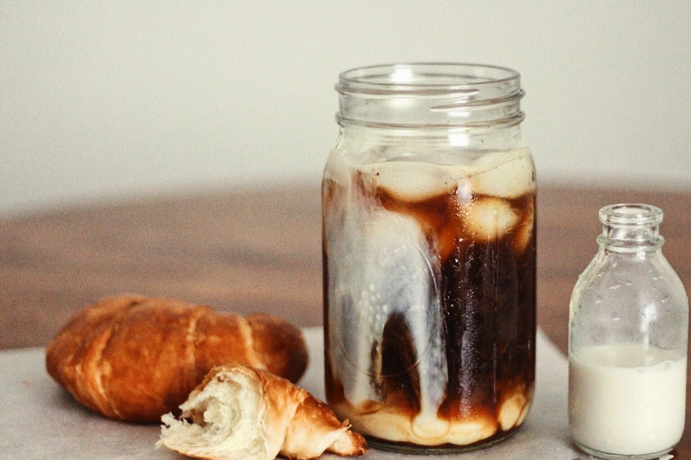 gefülltes Glas, Flasche und Brot