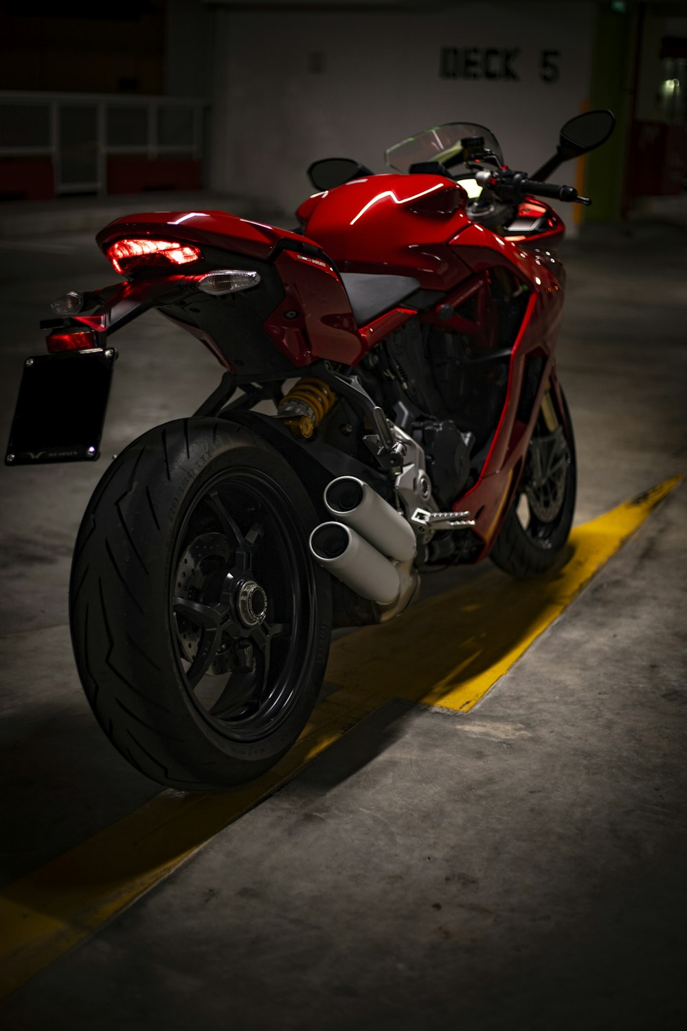 Motocicleta roja y negra