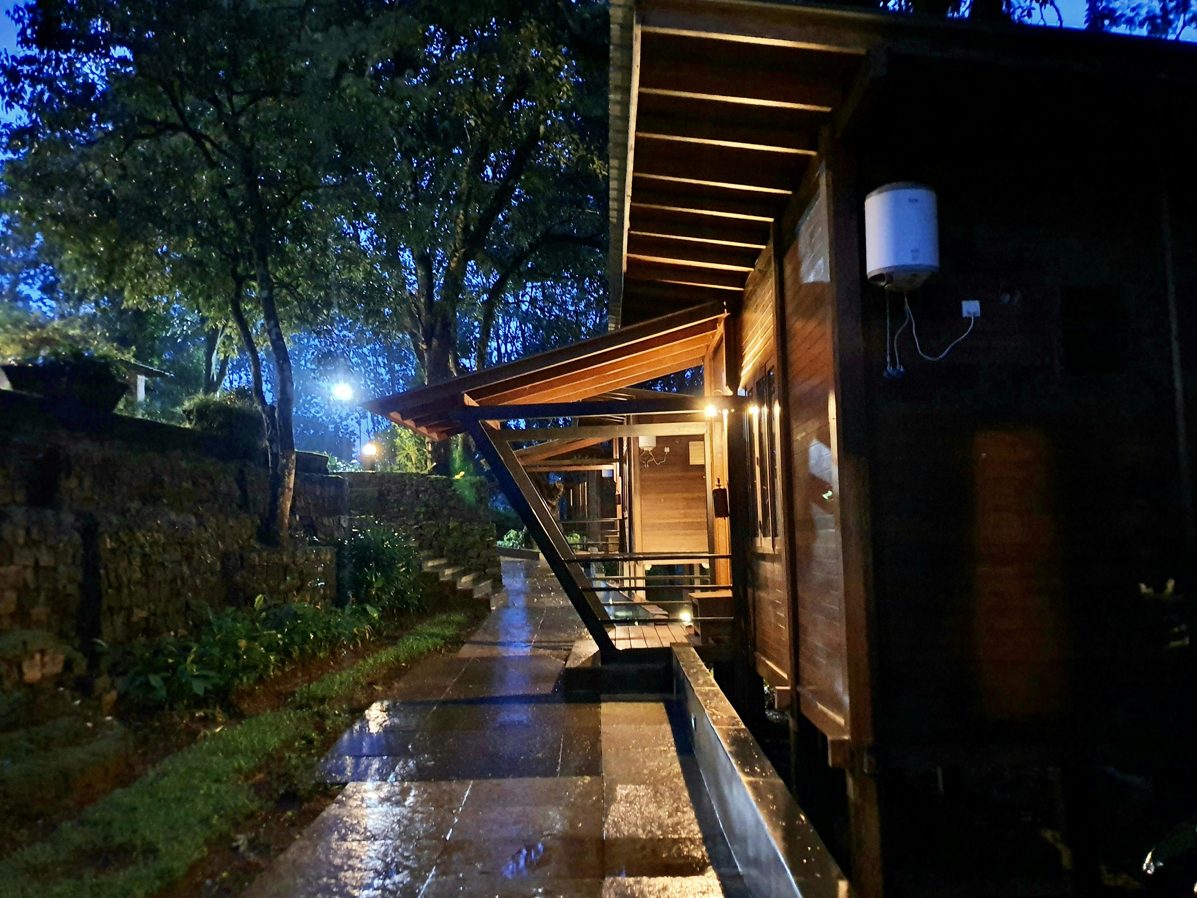 corridoio vuoto accanto alla cabina illuminata