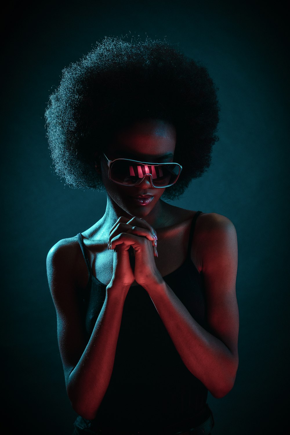 Femme portant des lunettes de soleil noires et une camisole noire