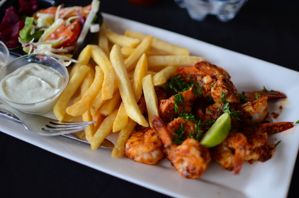 Fotografía de alimentos de camarones cocidos y papas fritas