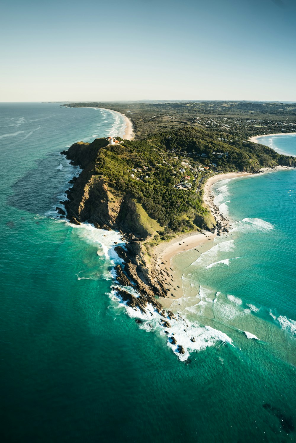 Île verte entourée d’eau pendant la journée